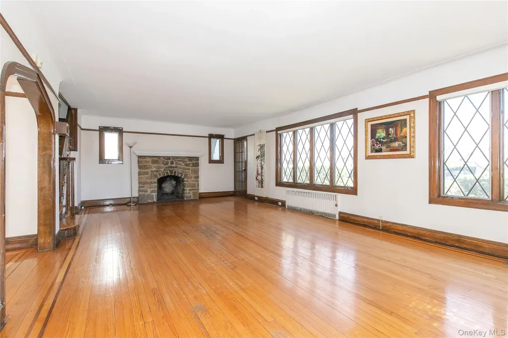 8 Stuart Street Great Neck NY 11023