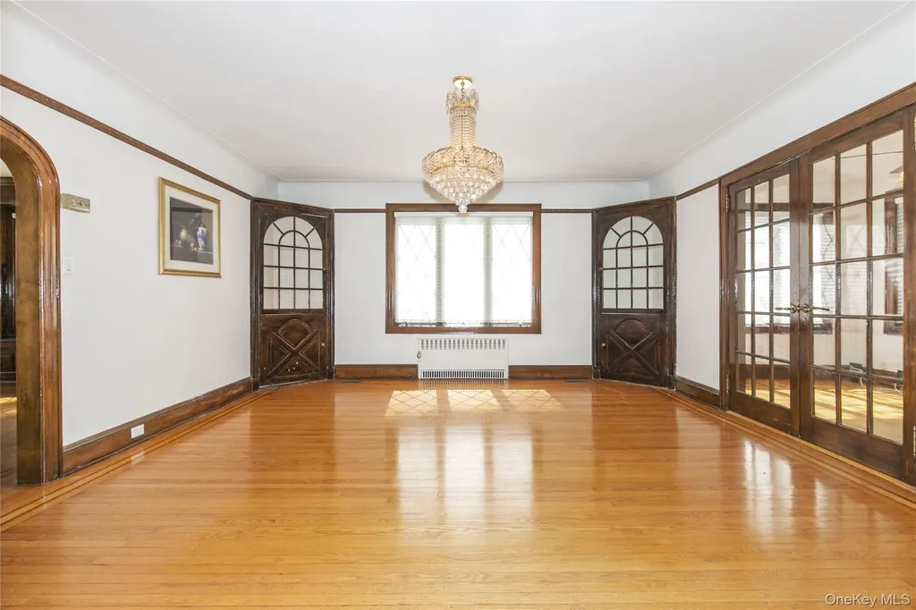 8 Stuart Street Great Neck NY 11023