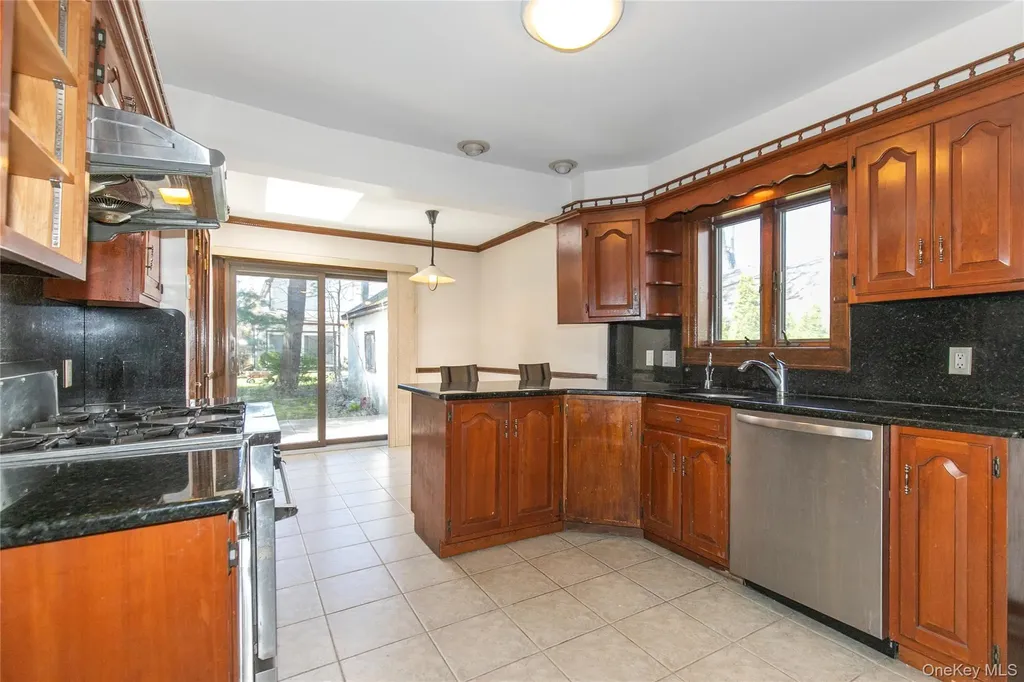 8 Stuart Street Great Neck NY 11023