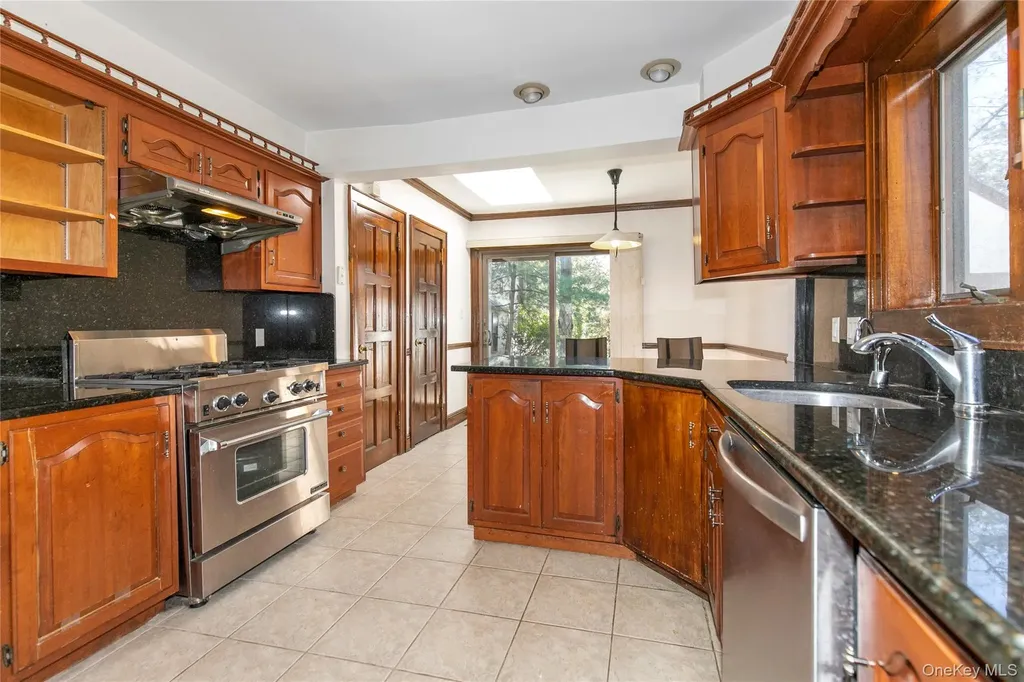 8 Stuart Street Great Neck NY 11023