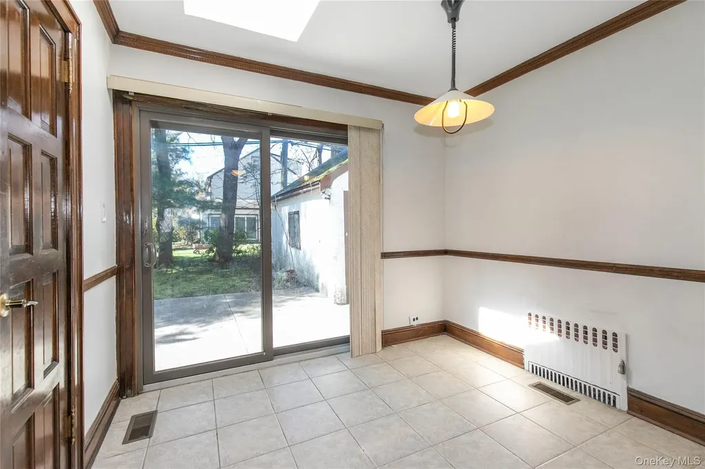 8 Stuart Street Great Neck NY 11023