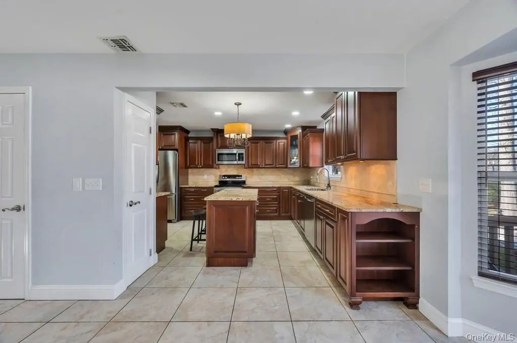 29 Harwood Way Coram NY 11727