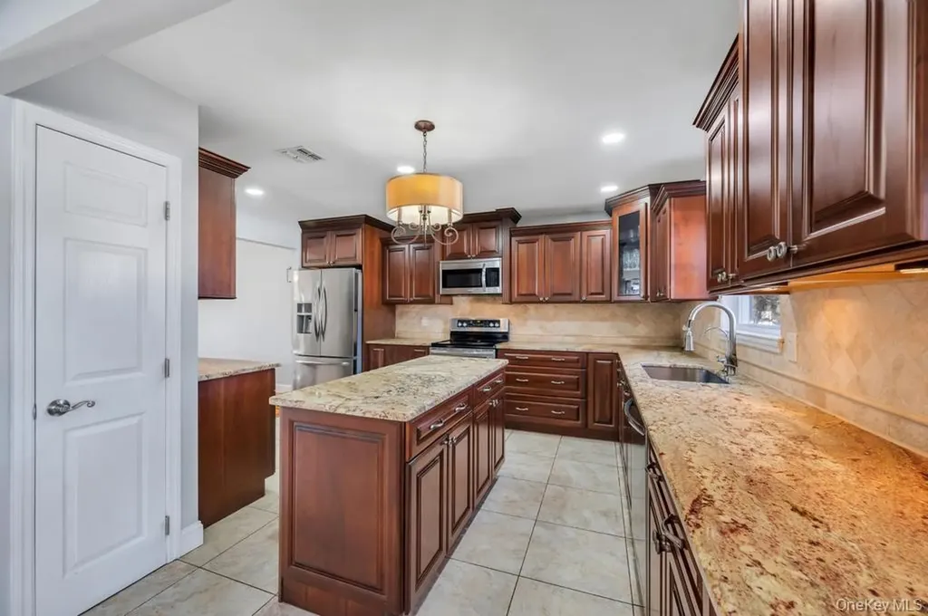 29 Harwood Way Coram NY 11727