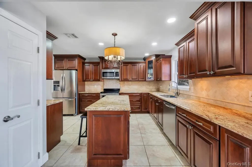 29 Harwood Way Coram NY 11727
