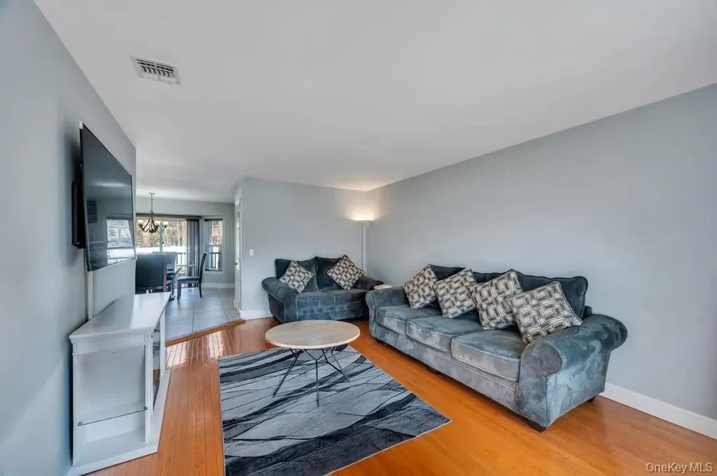 29 Harwood Way Coram NY 11727