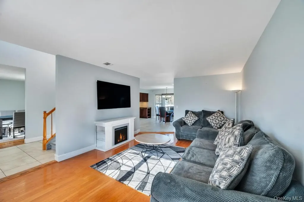 29 Harwood Way Coram NY 11727