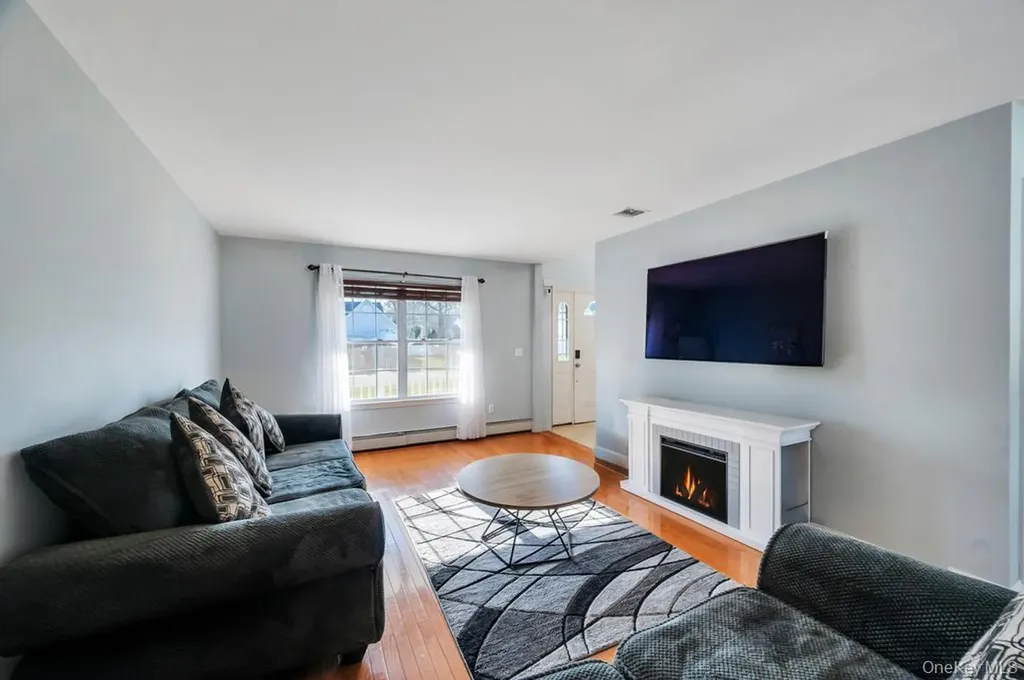 29 Harwood Way Coram NY 11727