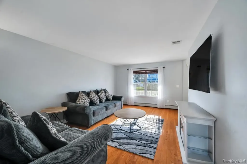 29 Harwood Way Coram NY 11727