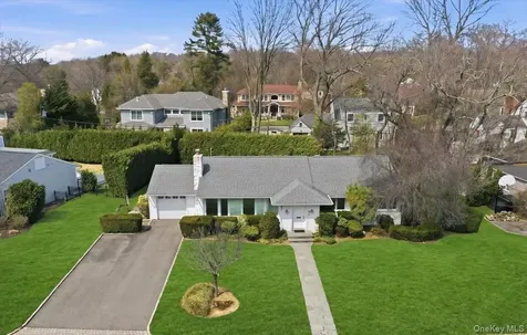 41 Highfield Lane East Hills NY 11577