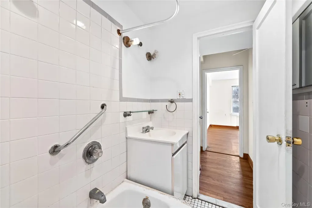 141-21 78th Road Flushing NY 11367