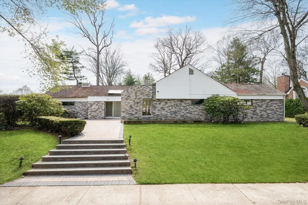 1 Somerset Drive N Great Neck NY 11020