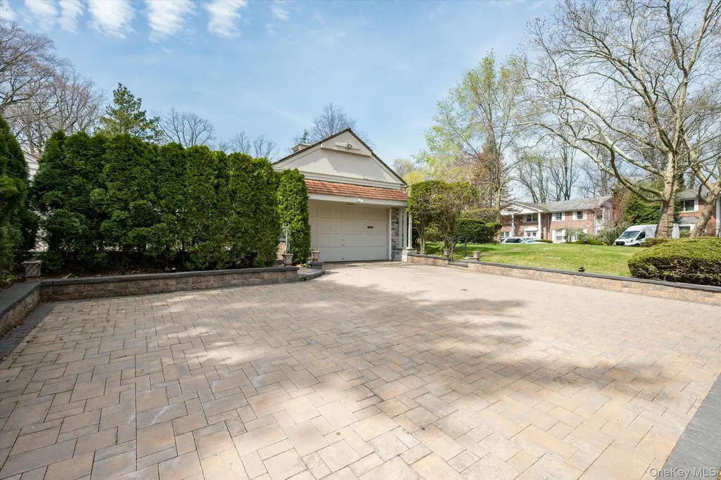 1 Somerset Drive N Great Neck NY 11020