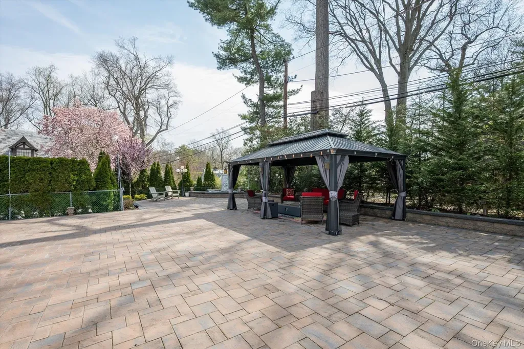 1 Somerset Drive N Great Neck NY 11020