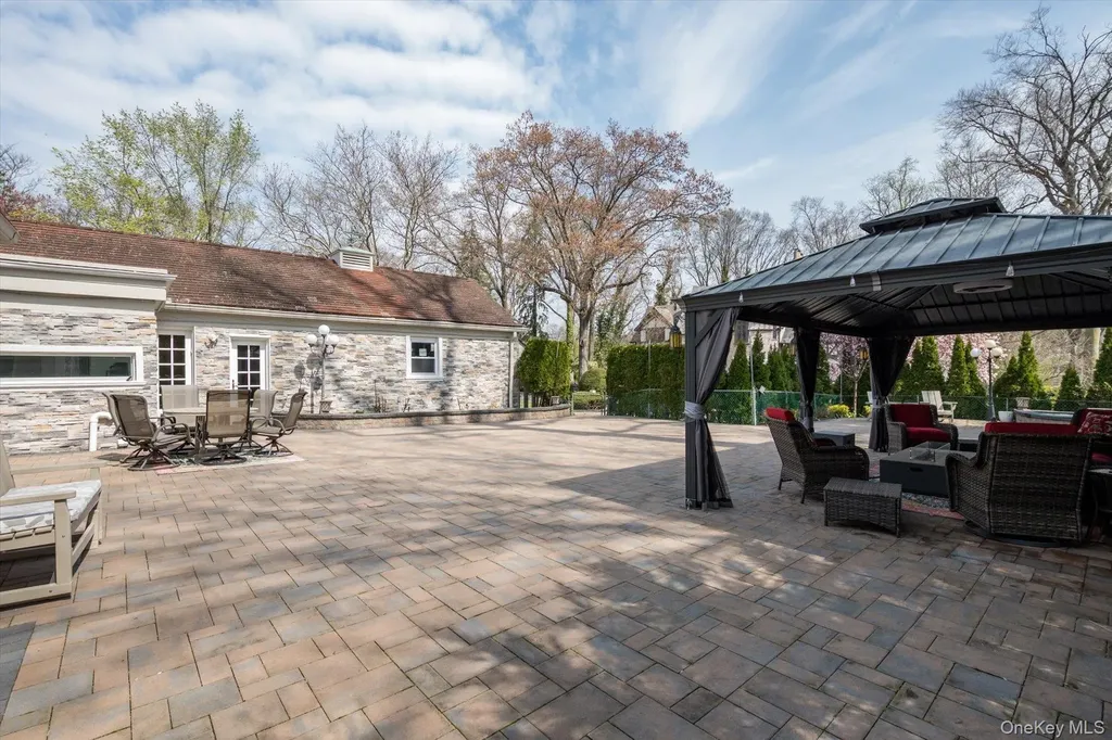 1 Somerset Drive N Great Neck NY 11020