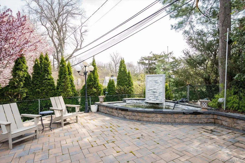 1 Somerset Drive N Great Neck NY 11020