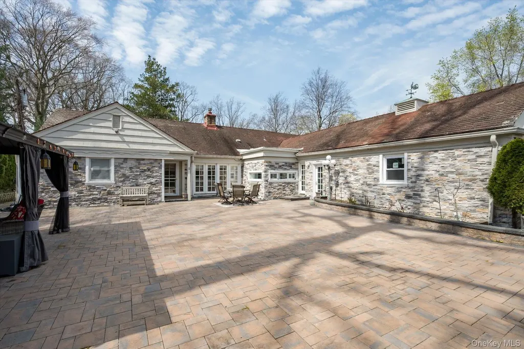 1 Somerset Drive N Great Neck NY 11020