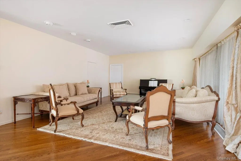 1 Somerset Drive N Great Neck NY 11020