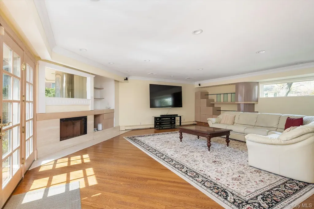 1 Somerset Drive N Great Neck NY 11020