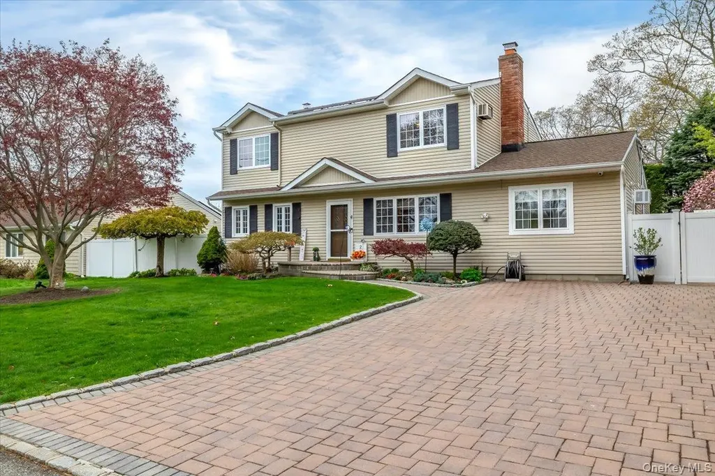 28 Cherokee Avenue West Islip NY 11795