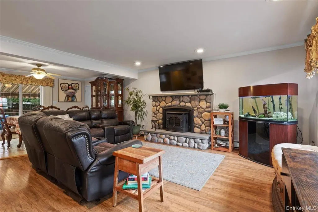 28 Cherokee Avenue West Islip NY 11795