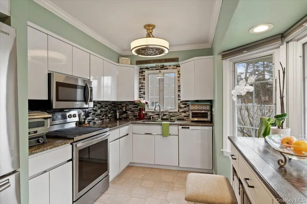 28 Cherokee Avenue West Islip NY 11795