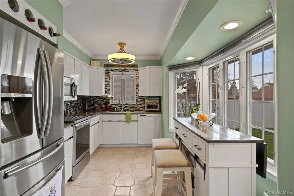 28 Cherokee Avenue West Islip NY 11795