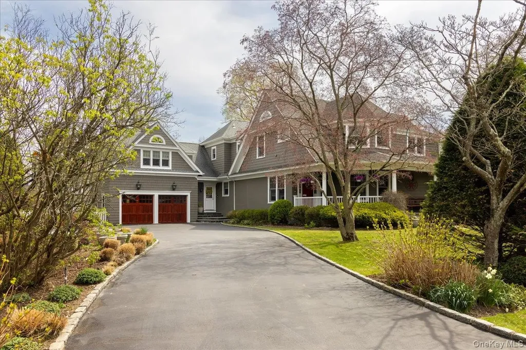 16 Middle Drive Manhasset NY 11030