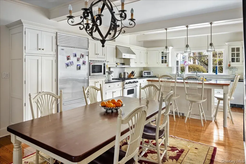 16 Middle Drive Manhasset NY 11030