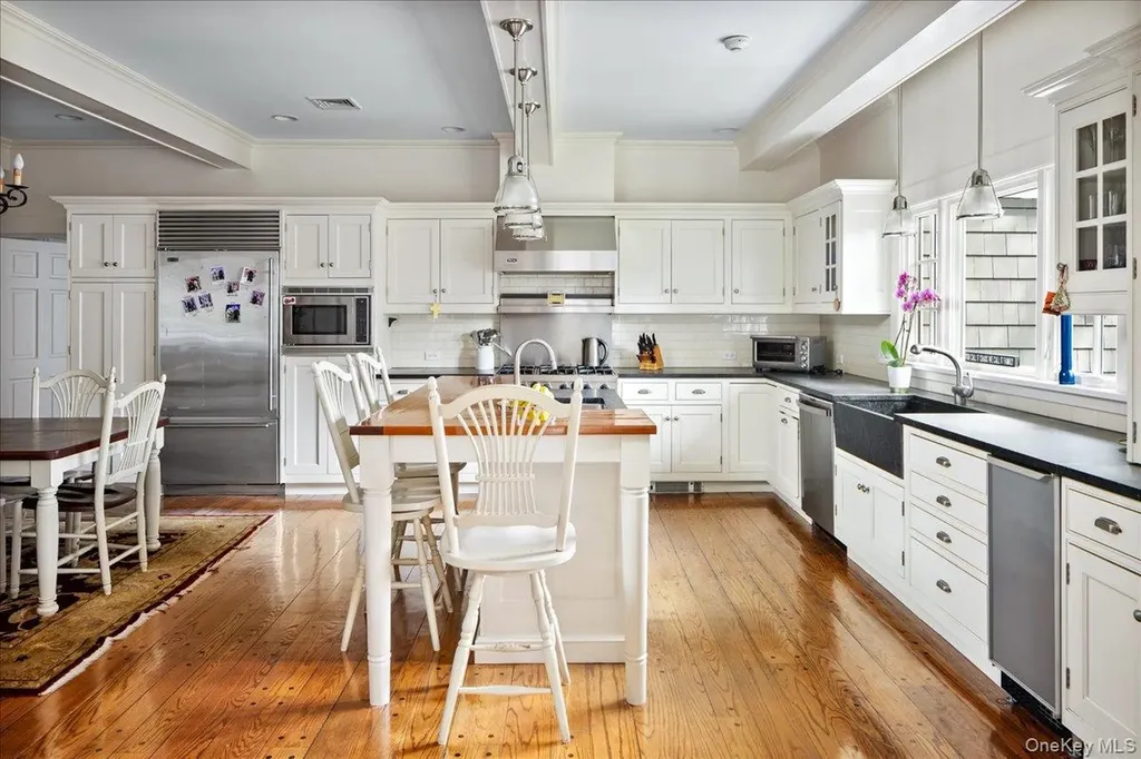 16 Middle Drive Manhasset NY 11030