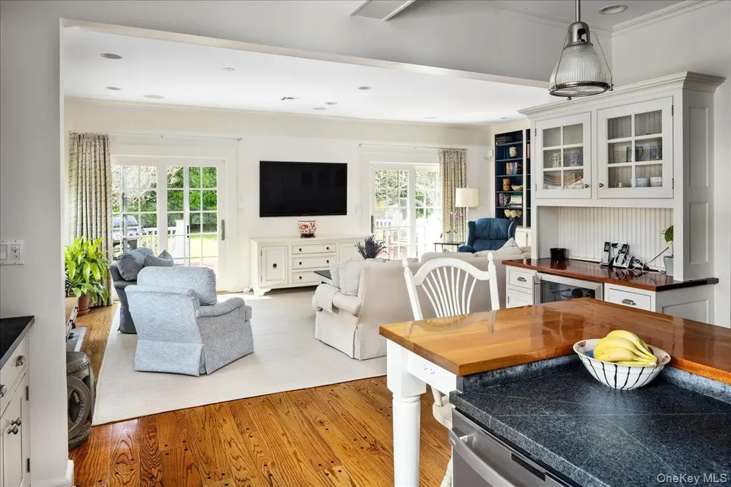 16 Middle Drive Manhasset NY 11030