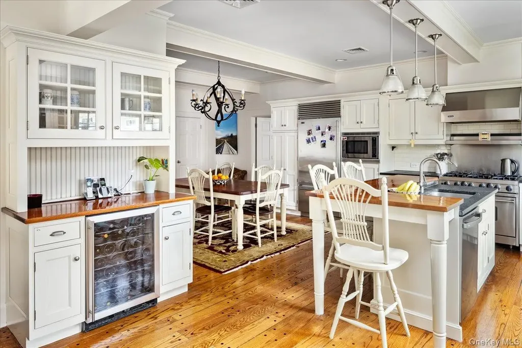 16 Middle Drive Manhasset NY 11030
