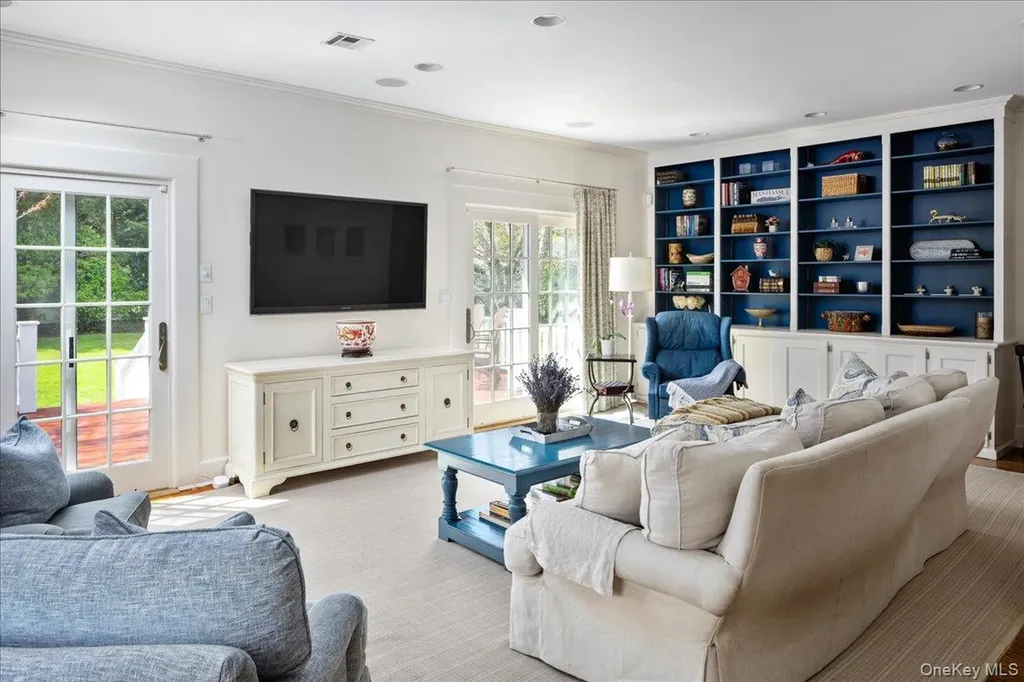 16 Middle Drive Manhasset NY 11030