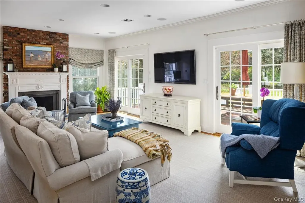 16 Middle Drive Manhasset NY 11030