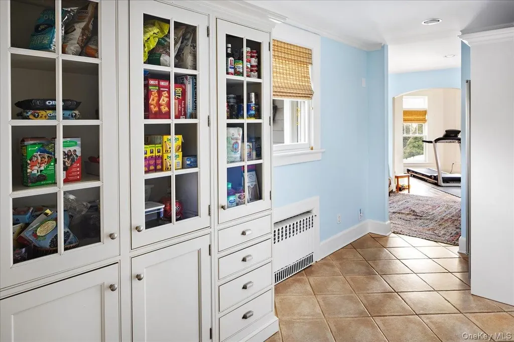 16 Middle Drive Manhasset NY 11030