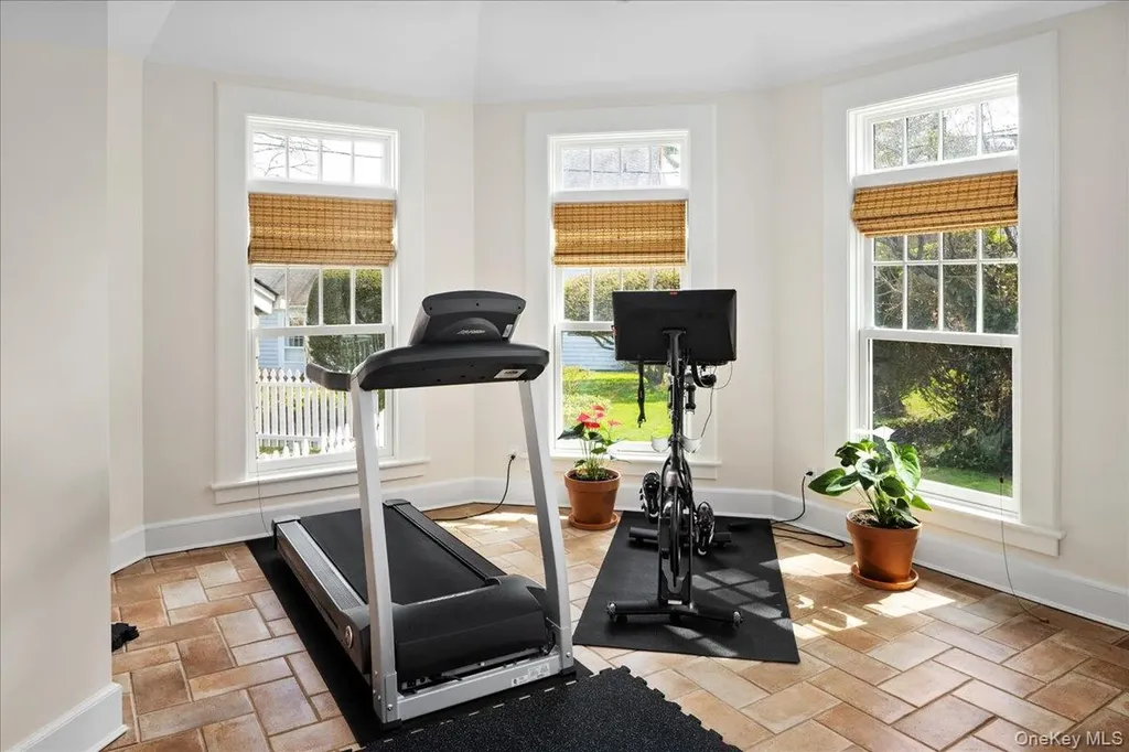 16 Middle Drive Manhasset NY 11030