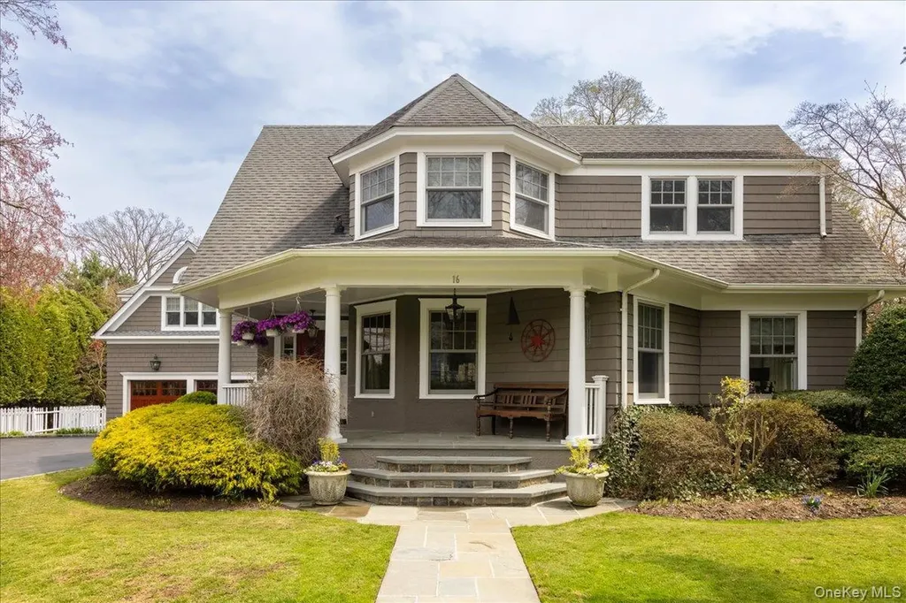 16 Middle Drive Manhasset NY 11030