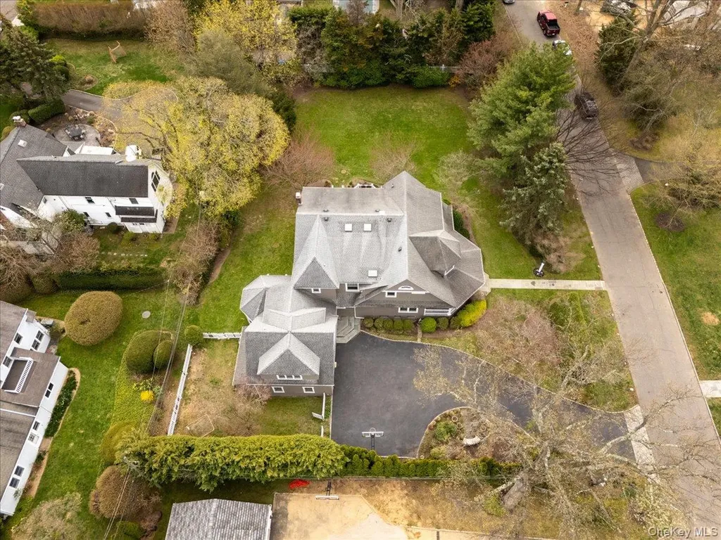 16 Middle Drive Manhasset NY 11030