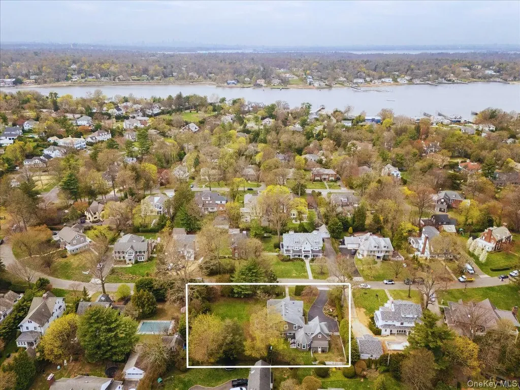 16 Middle Drive Manhasset NY 11030