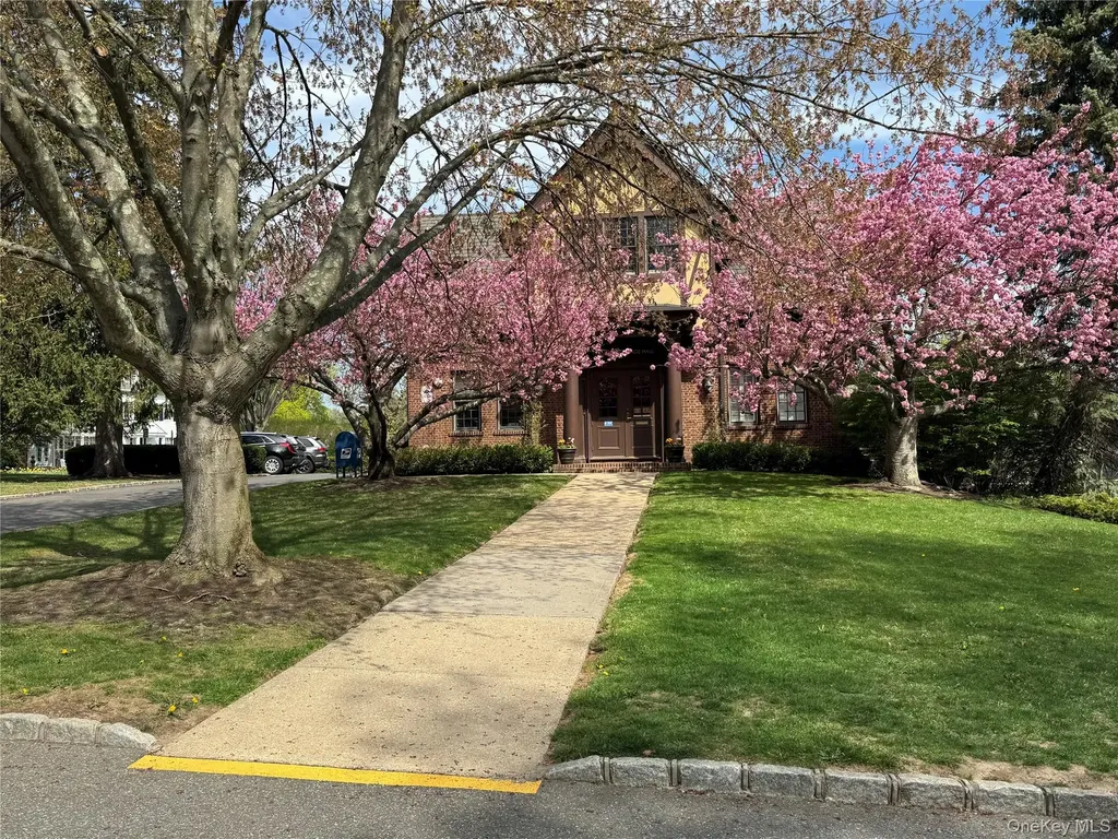 16 Middle Drive Manhasset NY 11030