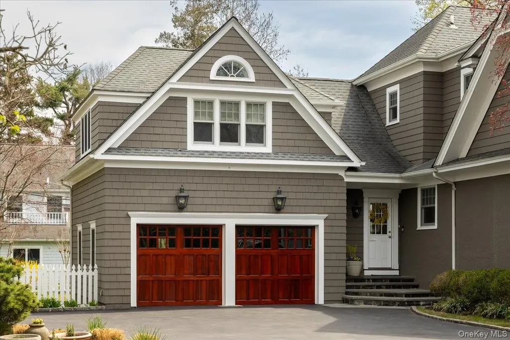 16 Middle Drive Manhasset NY 11030