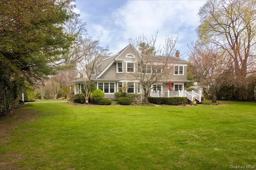 16 Middle Drive Manhasset NY 11030