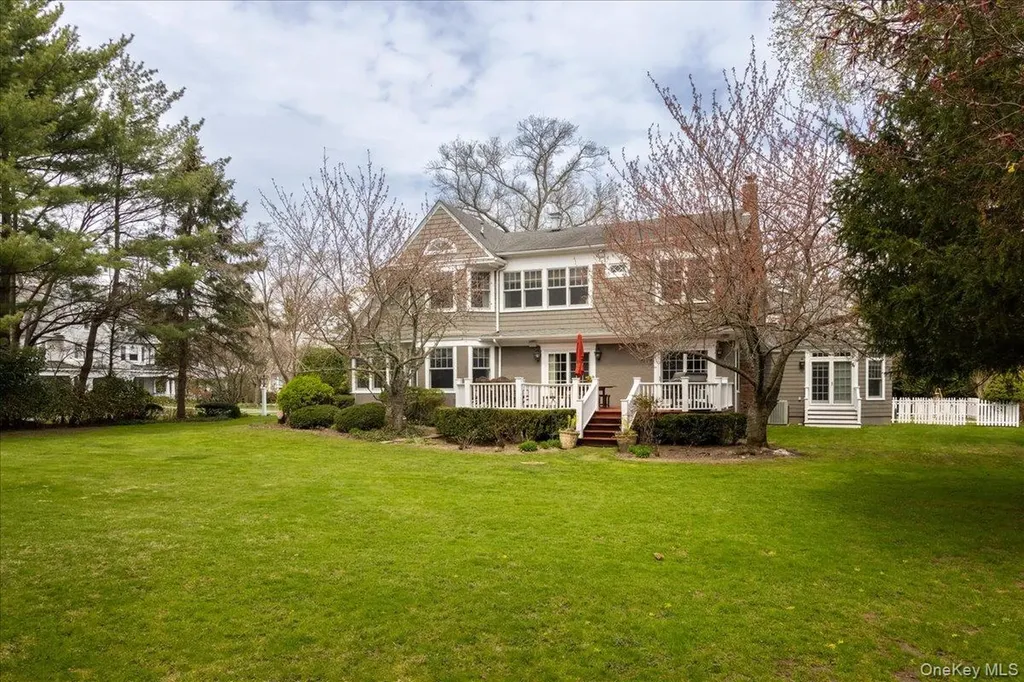 16 Middle Drive Manhasset NY 11030