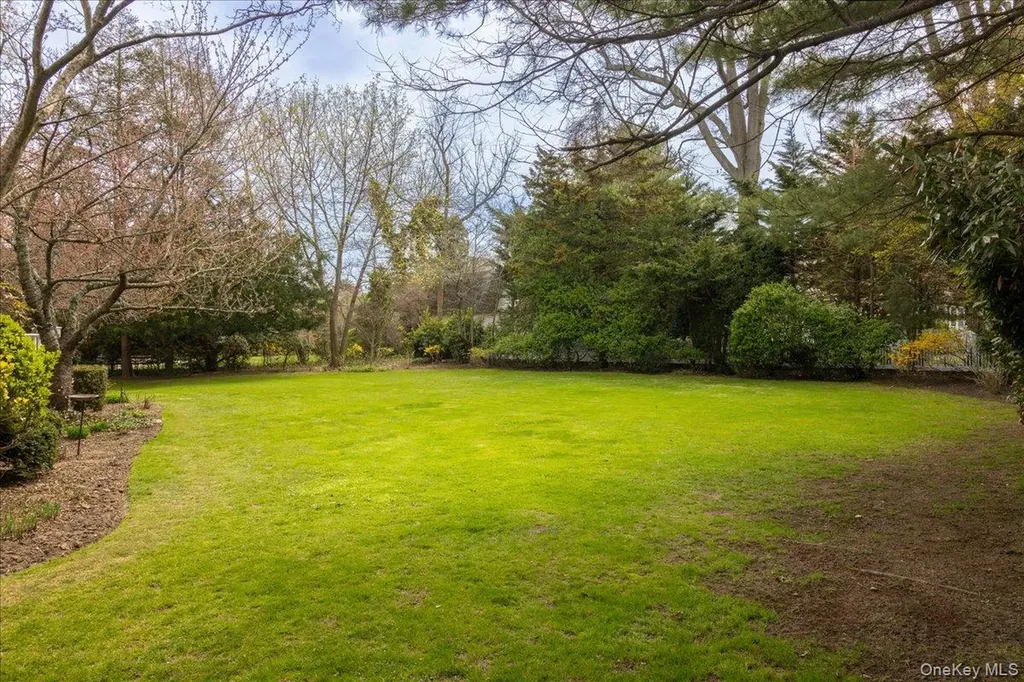 16 Middle Drive Manhasset NY 11030