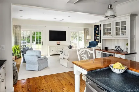 16 Middle Drive Manhasset NY 11030