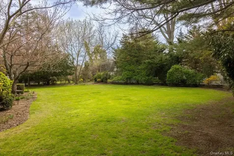 16 Middle Drive Manhasset NY 11030