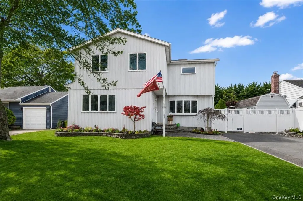 44 E End Avenue Hicksville NY 11801
