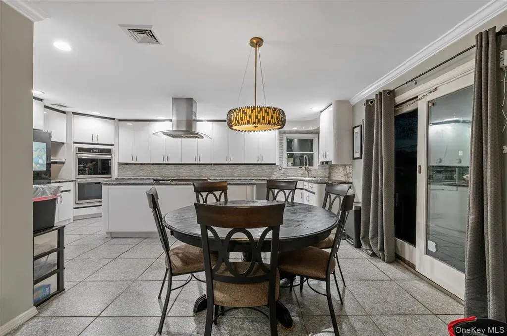44 E End Avenue Hicksville NY 11801