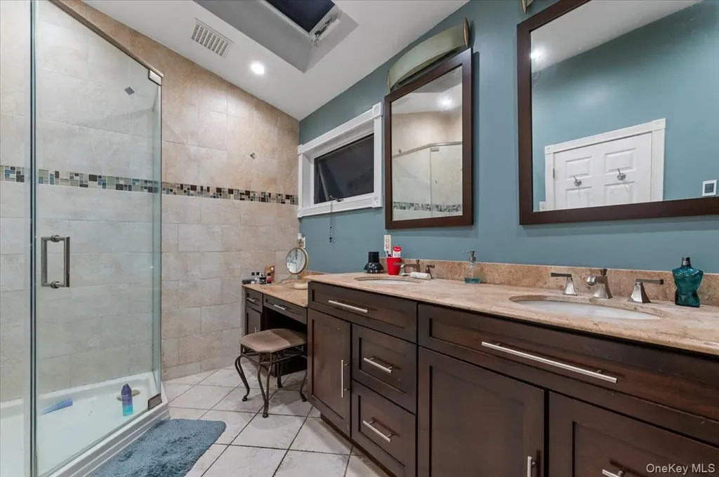 44 E End Avenue Hicksville NY 11801