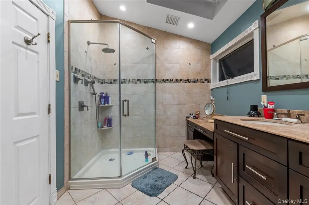 44 E End Avenue Hicksville NY 11801