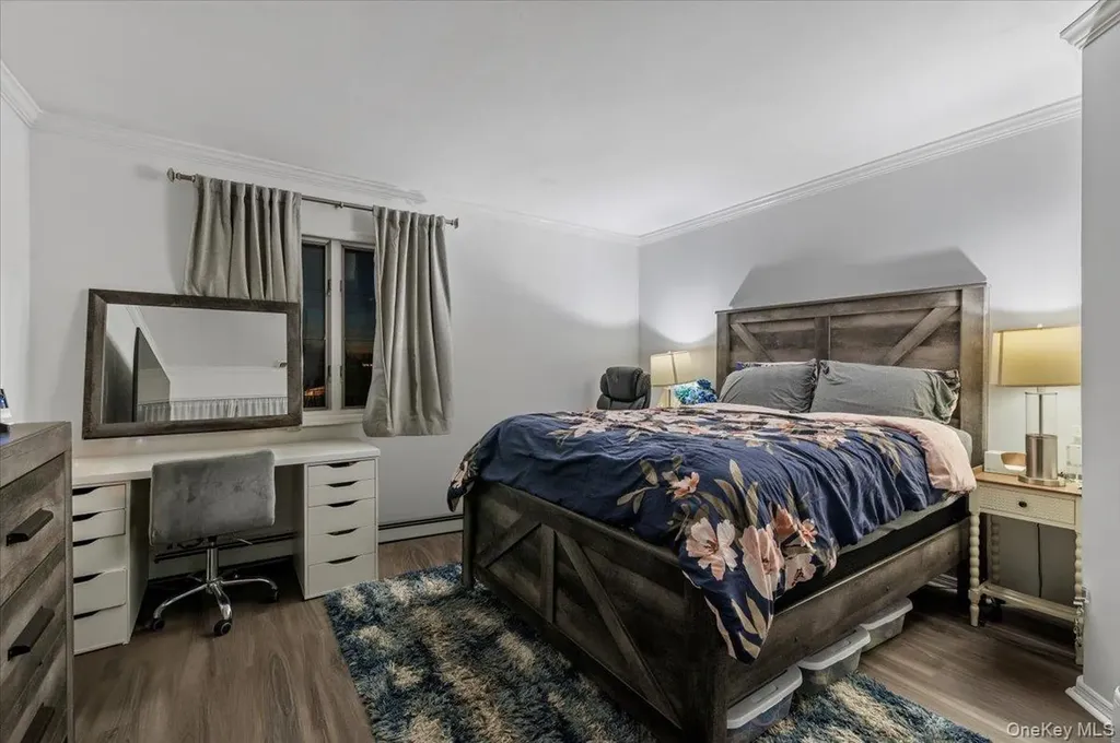 44 E End Avenue Hicksville NY 11801